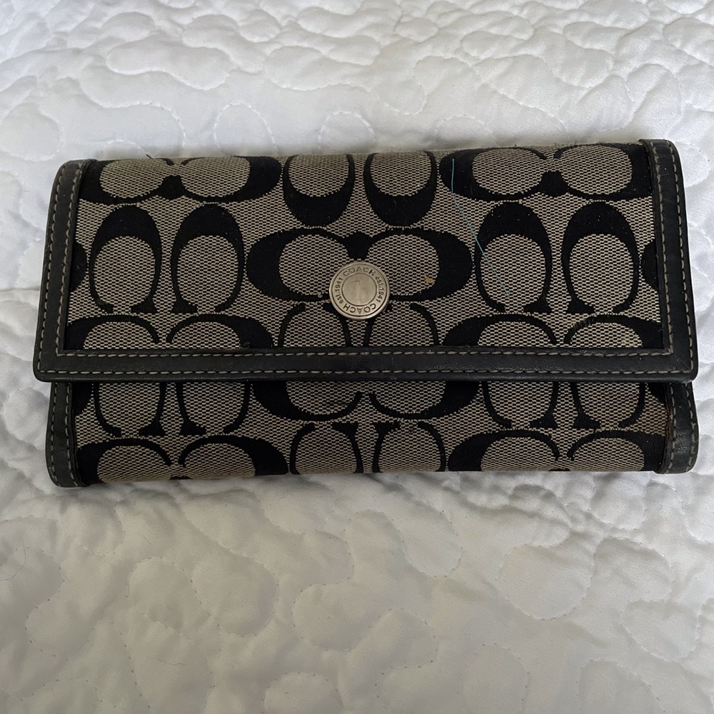 Barely used beautiful COACH wallet.